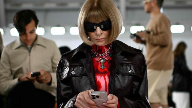 Anna Wintour benutzt ihr Handy während der Mailänder Modewoche.