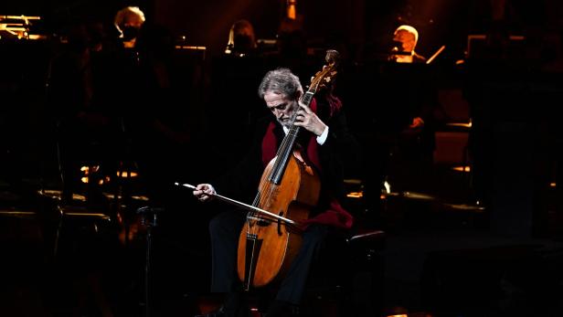 Ein Mann spielt ein Cello auf der Bühne bei den Victoires de la Musique in Frankreich.