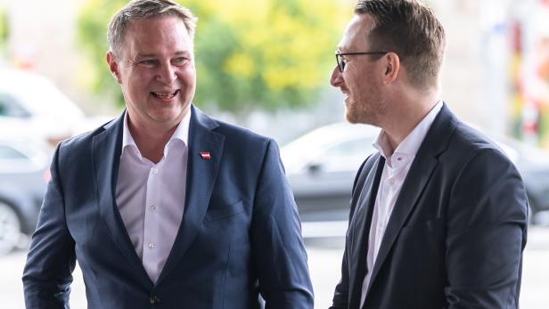Vizekanzler Andreas Babler mit Philip Wohlgemuth beim SPÖ-Landesparteitag in Tirol