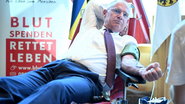 BLUTSPENDE-AKTION: Innenminister Gerhard Karner