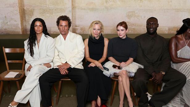 Camila Alves McConaughey, Matthew McConaughey, Gillian Anderson, Emma Roberts und Stormzy bei der Jacquemus Menswear Spring/Summer 2026-Show am 29. Juni 2025 in Paris, Frankreich