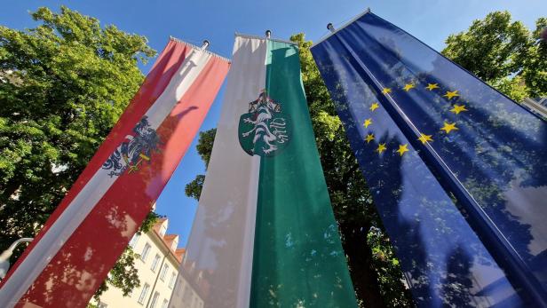 Österreichfahne, Steiermarkfahne und EU-Fahne nebeneinander