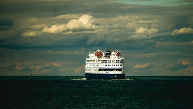 Kreuzfahrtschiff im Meer.