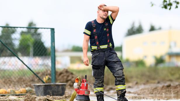 NIEDERÖSTERREICH: UNWETTER - AUFRÄUMARBEITEN NACH ERNEUTEM STARKREGEN BEI HOLLABRUNN