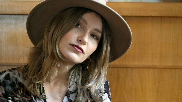 INTERVIEW: KABARETTISTIN MALARINA