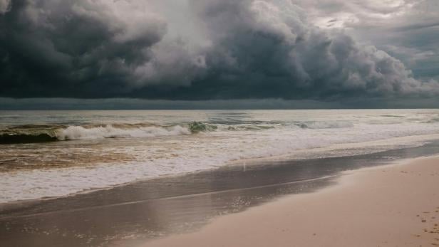 Rollwolke am Strand von Portugal