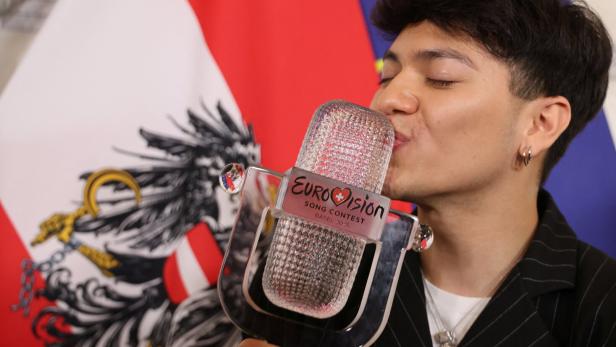 JJ mit Trophäe des ESC 2025