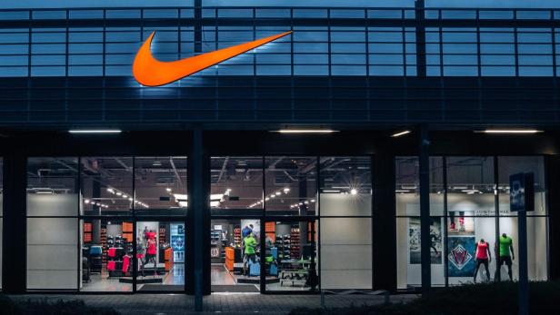 Auf dem Bild ist die Front eines Nike-Stores zu sehen.