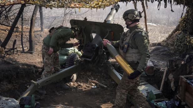FILE PHOTO: Servicemen of the Ukrainian National Guard lfire a howitzer towards Russian troops at a position in a front line near the town of Pokrovsk