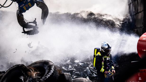 Feuerwehr löscht Brand in Recyclingfirma