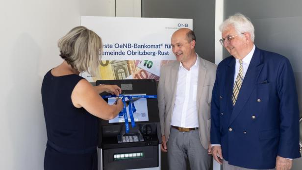 Bürgermeisterin Daniela Engelhart schneidet offiziell die Schleife am neuen Bankomaten durch.