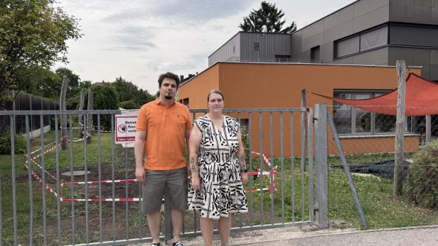 Die Neos-Vertreter vor dem erweiterten Kindergarten-Gebäude.