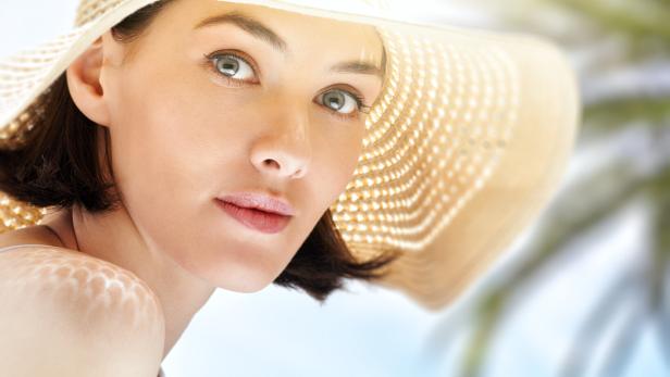 Junge Frau mit perfektem Make-up im strahlenden Sonnenschein.