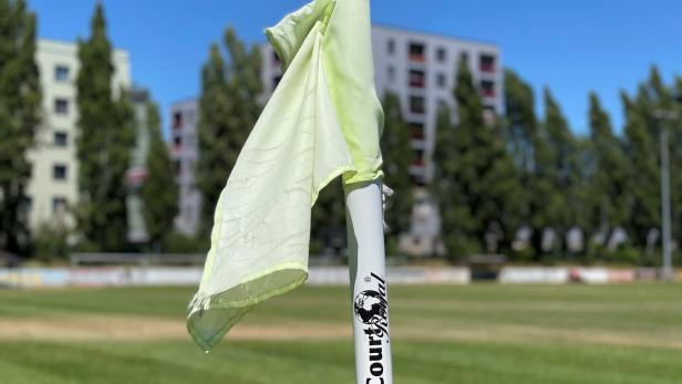 Eine Eckfahne auf einem Fußballfeld weht im Wind.