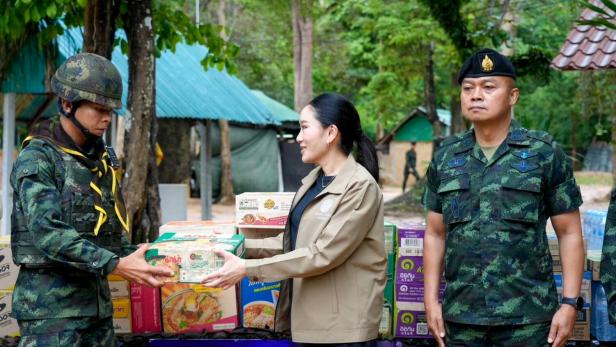 Thai Prime Minister Shinawatra visits troops, holds border security meeting Thai Prime Minister Shinawatra visits troops, holds border security meeting