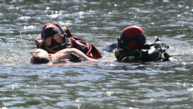 ++ THEMENBILD ++ WASSERRETTUNG / BADEUNFALL / BERGUNG / NOTFALLMASSNAHMEN