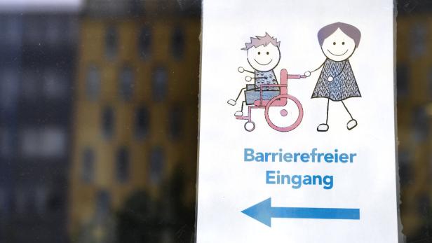 ++ THEMENBILD ++ HINWEISSCHILD " BARRIEREFREIER EINGANG"