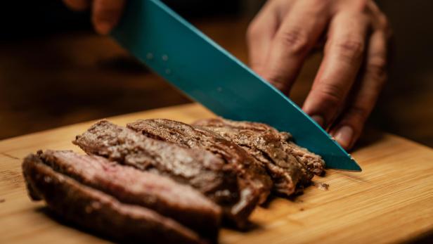 Der 41-jährige Angeklagte soll im Haus seiner Mutter gelebt haben, wo auch der Stiefvater wohnhaft war. Mann schneidet ein Steak