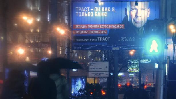 Großflächiges Werbeplakat der Trust Bank in Moskau.