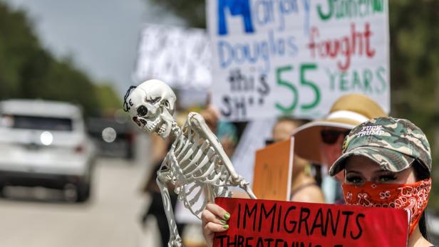 'Stop Alligator Alcatraz' deportation center protest Protest vor einem Abschiebezentrum in Florida
