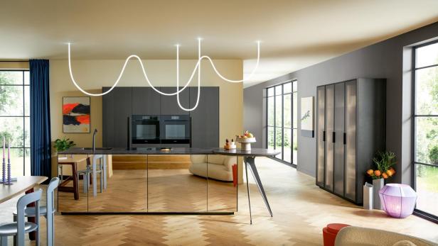 Moderne Küche mit großem Inselbereich und Holzfußboden.