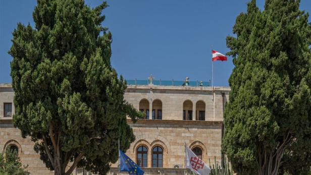 Das Österreichische Hospiz zur Heiligen Familie in Jerusalem mit Flaggen geschmückt.