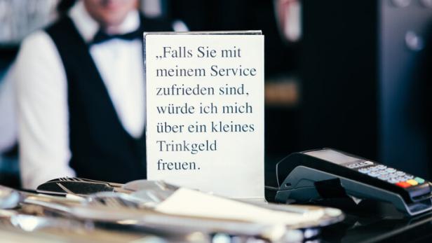 Aufsteller für Trinkgeld steht auf einer Bar