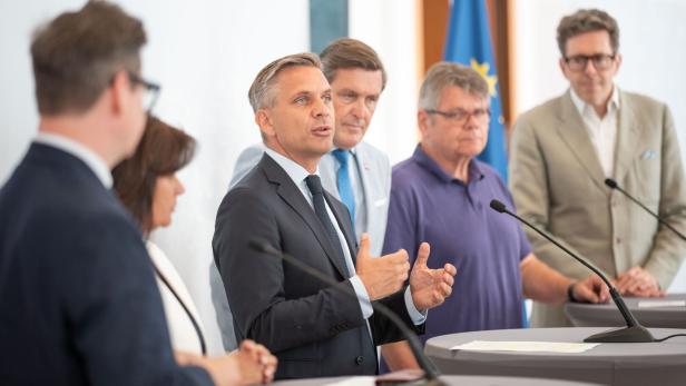 DOORSTEP VOR DER SITZUNG ZUR INDUSTRIESTRATEGIE IM WIRTSCHAFTSMINISTERIUM