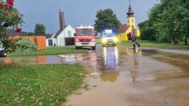 Feuerwehr und Rettung auf überschwemmter Straße