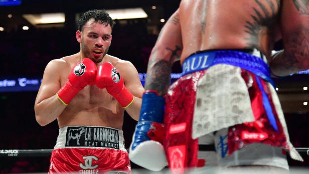 Der mexikanische Boxer Julio Cesar Chavez Jr. kämpft gegen Jake Paul im Honda Center in Anaheim.