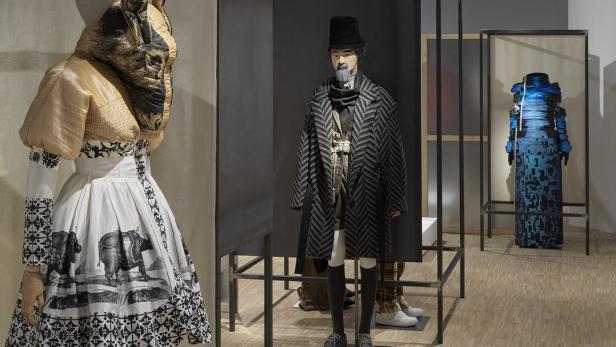 Ausstellungsraum im Museum mit einem blauen Kleid aus von Hand geschnittenen Lederstreifen (von Flora Miranda)