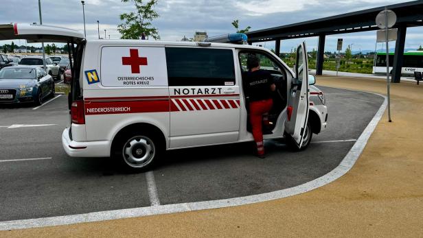 Notarzt am Bahnhof Ebreichsdorf nach einem Randalierer im Zug