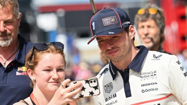 Red-Bull-Star Max Verstappen auf der Rennstrecke in Silverstone Red-Bull-Star Max Verstappen auf der Rennstrecke in Silverstone
