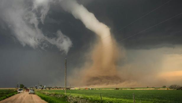 Tornado fegt über ein Feld