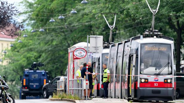 POLIZEIEINSATZ IN WIEN-PENZING - BIM VON "GEGENSTAND" BESCHÄDIGT Schuss auf Wiener Bim: Verdächtiger spricht von "depperter Aktion"