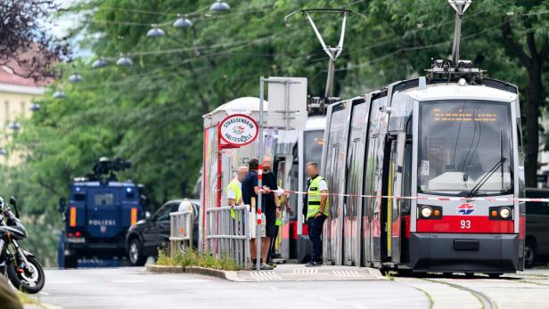 Eine Straßenbahn steht an einer Haltestelle in Wien, abgesperrt durch ein Flatterband.