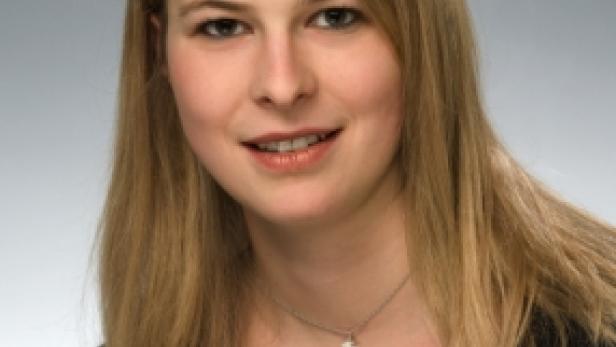 Porträt einer lächelnden Frau mit blonden, langen Haaren.