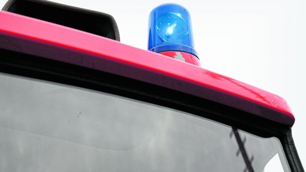 ++ THEMENBILD ++ FEUERWEHR / NOTRUF / EINSATZKRÄFTE / BLAULICHT ++ THEMENBILD ++ FEUERWEHR / NOTRUF / EINSATZKRÄFTE / BLAULICHT