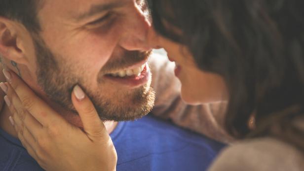 Liebe und Freude spiegeln sich in seinem Gesicht wider.