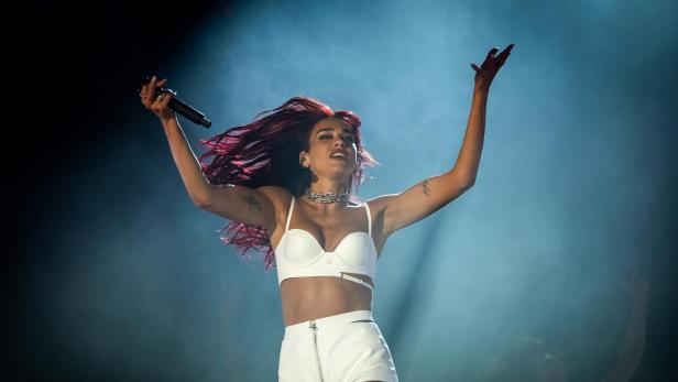 Nos Alive Festival in Oeiras Sängerin Dua Lipa bei einem Konzert
