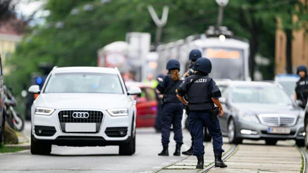 POLIZEIEINSATZ IN WIEN-PENZING - BIM VON "GEGENSTAND" BESCHÄDIGT