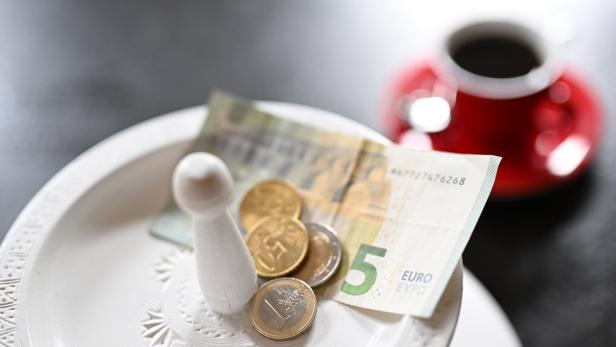 ++ THEMENBILD ++ TRINKGELD / GELD / ENTLOHNEN / BEZAHLEN / DIENSTLEISTUNG / GASTRONOMIE / TOURISMUS / HOTELLERIE