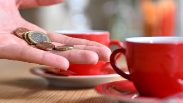 ++ THEMENBILD ++ TRINKGELD / GELD / ENTLOHNEN / BEZAHLEN / DIENSTLEISTUNG / GASTRONOMIE / TOURISMUS / HOTELLERIE