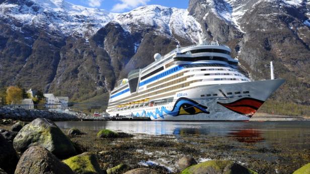 Das Kreuzfahrtschiff AIDA Luna liegt vor einer malerischen Bergkulisse vor Anker.