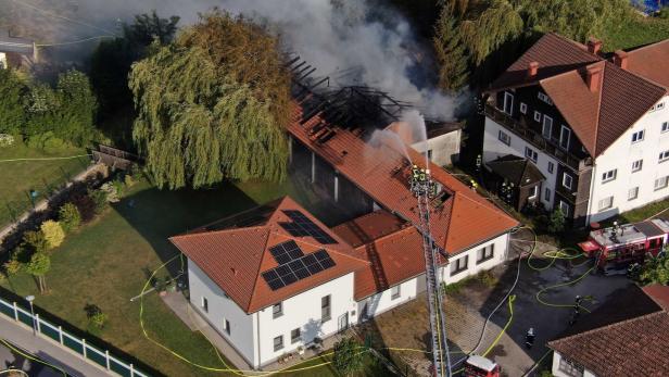 Brennendes Haus von oben