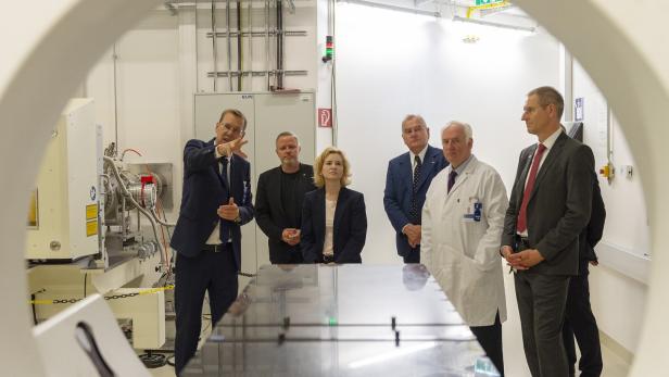 Besuch von Bundesministerin Eva-Maria Holzleitner bei MedAustron 2025