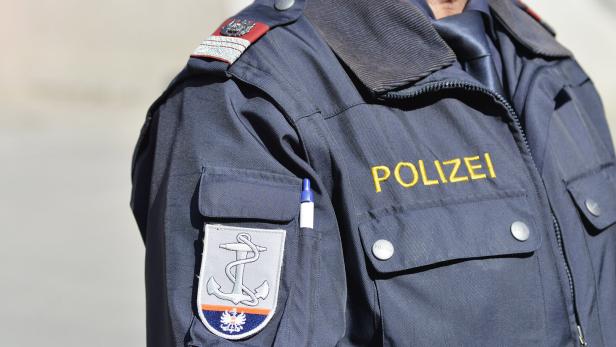 Polizist mit Schriftzug Polizei auf Uniform