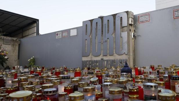 Kerzen stehen vor einer Schule nach einer Gewalttat.