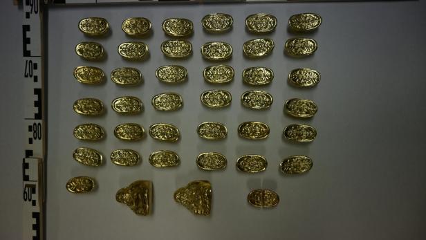 Goldmünze auf einem Tisch