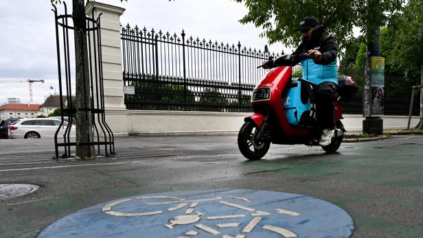 E-Moped auf Radweg